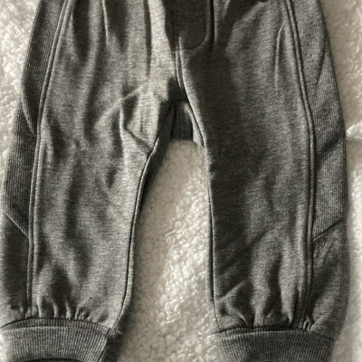 Calças desportivas infantis cinzentas com cós elástico e punhos canelados