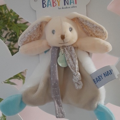 Pelúcia coelho creme com patas azuis e rótulos BABY NAT'
