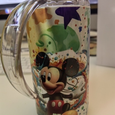 Caneca transparente com imagem do Mickey Mouse e manchas coloridas