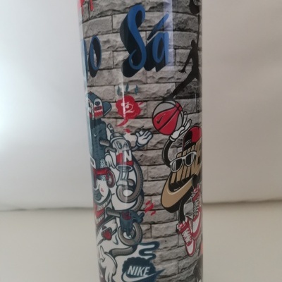 Lata metálica com design de arte urbana e personagens coloridos