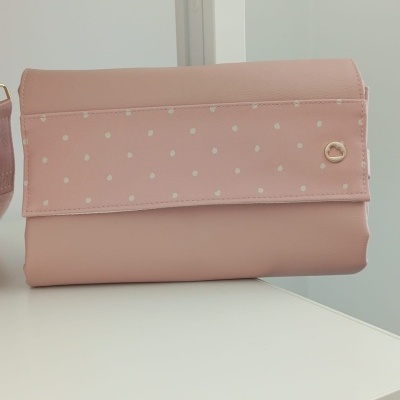 Mala de mão cor de rosa com bolinhas brancas