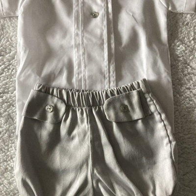 Conjunto de roupa de bebé com camisa branca e calções cinza claro