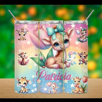 Três copos térmicos com palha decorados com girafas bebés e nome Patricia