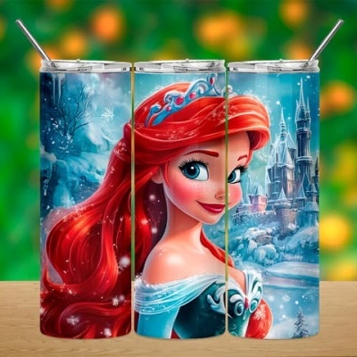 Copos térmicos metálicos com imagem da personagem Ariel da Disney em ambiente invernal.