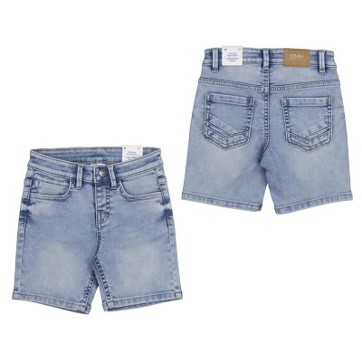 Calções de ganga azuis claros com bolsos e etiquetas visíveis