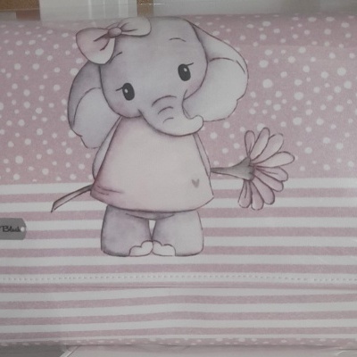 Carteira rosa com elefante e padrões de bolinhas e riscas