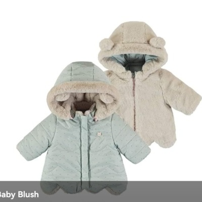 Dois casacos de bebé com capuz, azul claro com estrelas e bege felpudo com orelhas no capuz