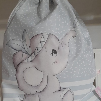 Saco cinza claro com ilustração de elefante e cordão branco