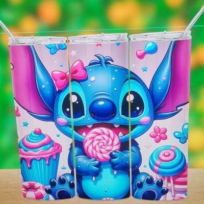 Três copos plásticos coloridos com estampa do personagem Stitch segurando doces e canudos transparentes.