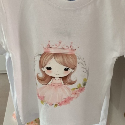 Camisola branca de criança com estampado de menina princesa em vestido rosa e coroa