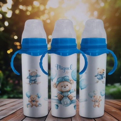 Três biberões de bebé com decoração de ursinhos azuis e nome Miguel.