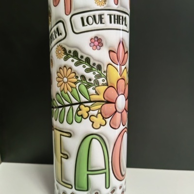 Copo térmico decorado com flores, folhas e texto 'LOVE THEM'