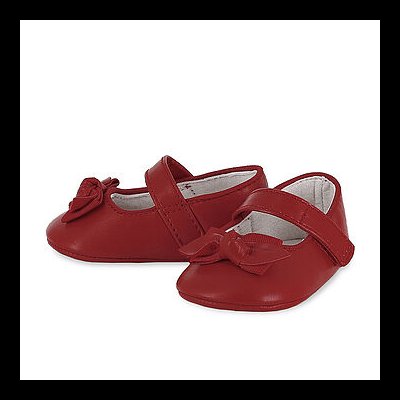 Sapatinhos vermelhos para bebé com laço e correia, fundo branco.