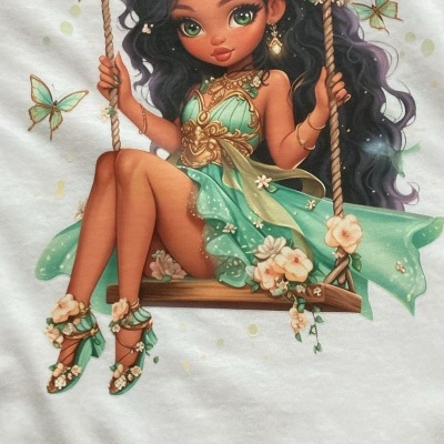 Ilustração de rapariga de cabelo negro em baloiço com vestido verde e flores