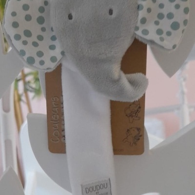 Mordedor bebé elefante cinzento com orelhas de bolinhas verdes e suporte de cartão