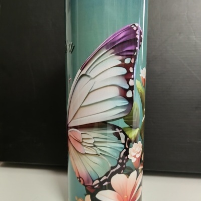 Garrafa térmica com desenho de asa de borboleta e flores cor-de-rosa