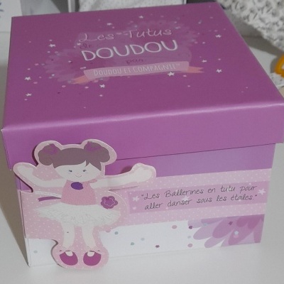 Caixa decorativa roxa com ilustração de bailarina em tutu rosa e texto em francês