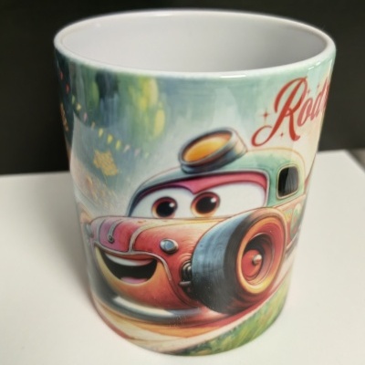 Caneca de cerâmica decorada com personagem do filme Cars e texto 'Road'.