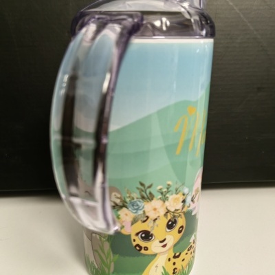 Garrafa infantil de plástico com tampa transparente e bico para beber com desenho de chita