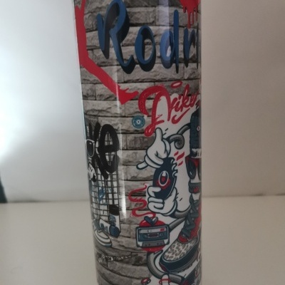 Recipiente cilíndrico com desenho cartoon colorido e texto em padrão de tijolo