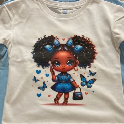 Camisola branca com estampa de personagem infantil com vestido e laços azuis, borboletas azuis e corações.