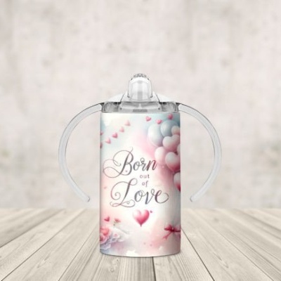 Mamadeira decorada com texto Born out of Love e corações cor-de-rosa