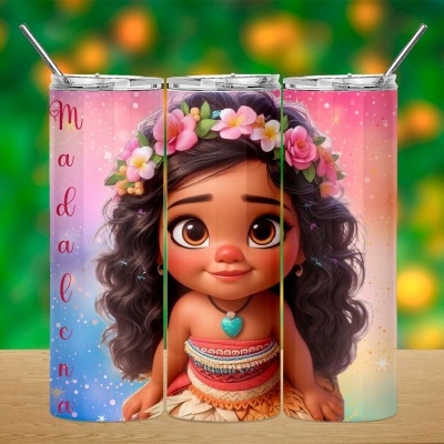 Três copos térmicos com ilustração de menina com coroa de flores e texto Madalena.