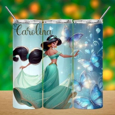 Copos térmicos com desenho de personagem feminina e borboletas azuis, nome Carolina