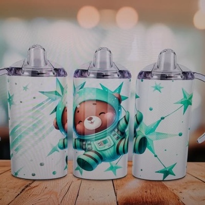 Três copos térmicos com urso astronauta e estrelas verdes