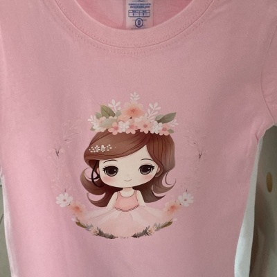 T-shirt rosa para bebé com estampa de personagem e botão no ombro