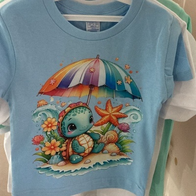 Camisola azul clara com estampa de tartaruga sob guarda-chuva colorido
