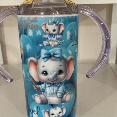 Copo infantil com elefantes em fundo azul