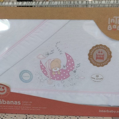 Conjunto de lençóis de bebé branco com padrão cor-de-rosa e bege na embalagem