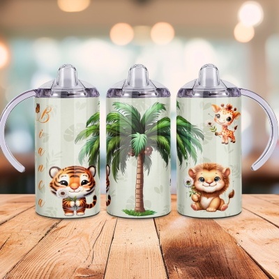 Três copos infantis com bico de silicone, alça lateral e ilustrações de animais e palmeira.