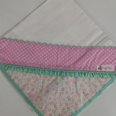 Fralda branca com capa decorativa rosa, bolinhas e floral com borda verde