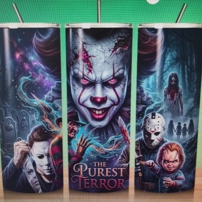 Três copos metálicos com ilustrações de filmes de terror