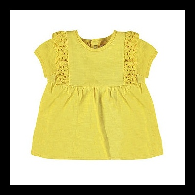 T-shirt amarela de manga curta para criança com detalhes rendados