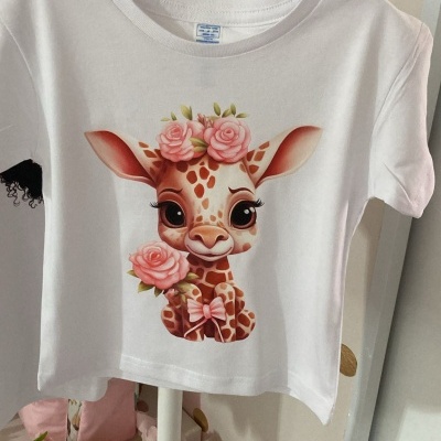 T-shirt branca com estampa de girafa bebé com flores cor-de-rosa.