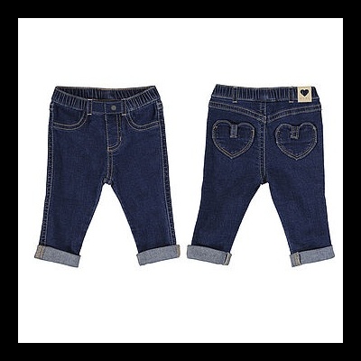 Calças de ganga azul escuro para criança com detalhes em forma de coração na parte de trás