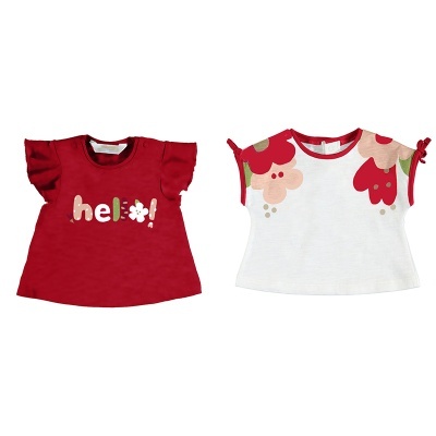 Dupla de t-shirts para bebé, uma vermelha com texto hello e outra branca com flores coloridas.