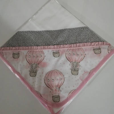 toalha de bebé com padrão de balões cor-de-rosa e cinzento