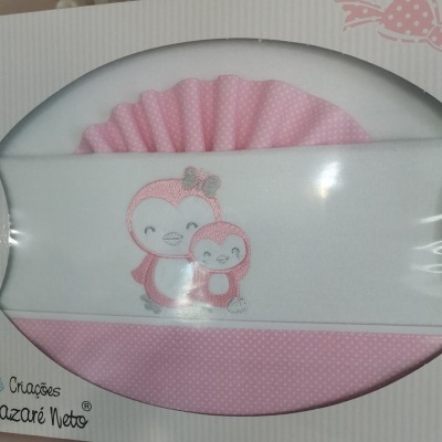 Conjunto têxtil infantil branco e rosa com bordado de pinguins.