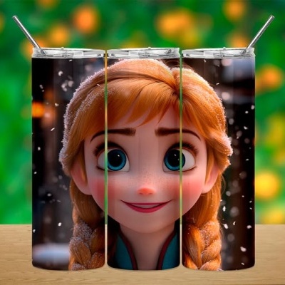 Conjunto de três copos metálicos altos com ilustração de rosto animado de rapariga ruiva e olhos verdes.