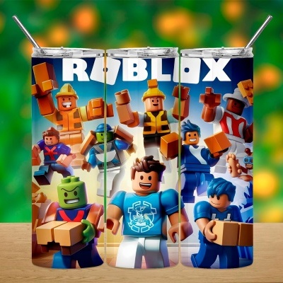 Três copos altos coloridos com personagens Roblox segurando caixas e canudais metálicos.