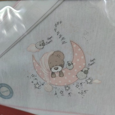 Fralda branca com estampa de urso a dormir numa lua rosa com bolinhas e ovelhas pequenas