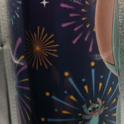 Copo metálico azul escuro com estampa de Stitch e fogos de artifício coloridos