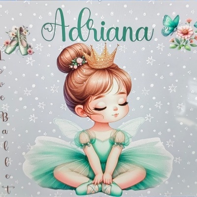 Ilustração de uma bailarina com vestido verde água e coroa, com textos Adriana e Ballet em fundo cinza com estrelas.