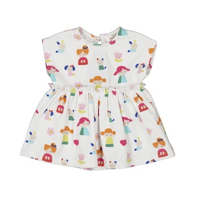 Vestido branco de criança com desenhos coloridos de bonecas e flores