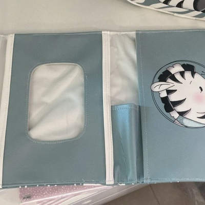 Capa azul clara para cadernos com ilustração de zebra