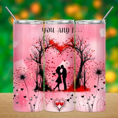 Copo térmico rosa com ilustração de casal e corações